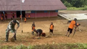 Kolaborasi TNI, Guru, dan Siswa dalam Karya Bakti di SD Negeri Persiapan Amupkim