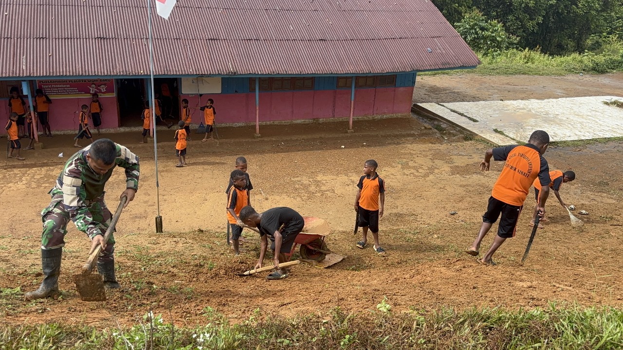 Kolaborasi TNI, Guru, dan Siswa dalam Karya Bakti di SD Negeri Persiapan Amupkim