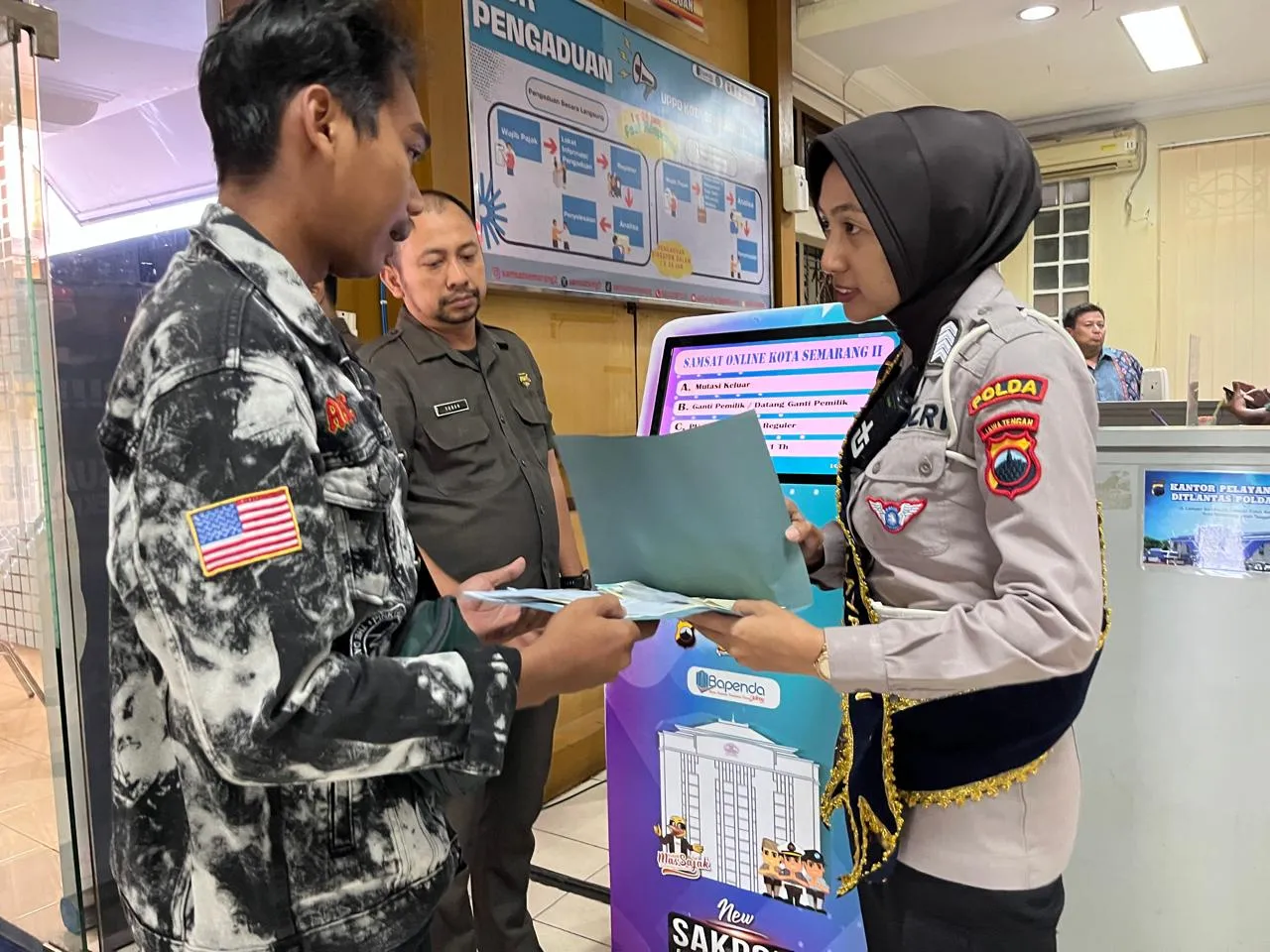 Pelayanan Publik di Jateng Tetap Maksimal, Warga Bayar Pajak di Samsat Semarang II