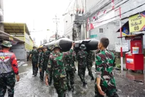 TNI Bergerak Cepat Evakuasi Korban Banjir di Denpasar, Kodam IX Udayana Kerahkan Ratusan Prajurit