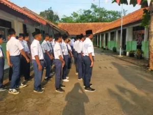 Apel Pagi di SMP Islam Pegandon, Kapolsek Karangdadap Tekankan Pentingnya Demokrasi yang Bertanggung Jawab