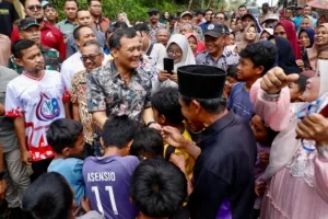 Ahmad Luthfi Bantu Perbaikan Jalan, Emak-emak Desa Tembongraja Brebes Sambut Gembira