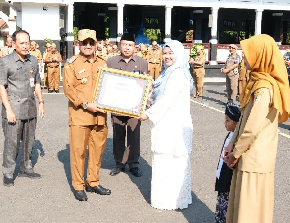 Bupati Anom Serahkan Penghargaan Tingkat Nasional