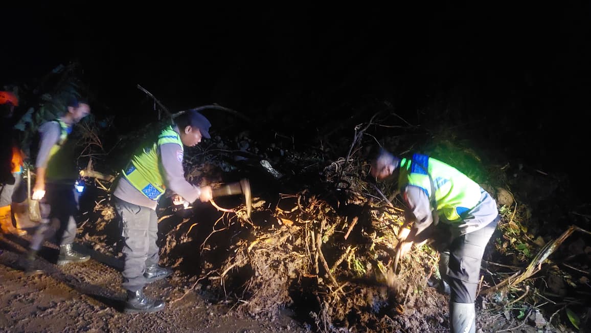 Polisi Bergerak Cepat Atasi Longsor di Mendolo, Akses Jalan Kembali Dibuka