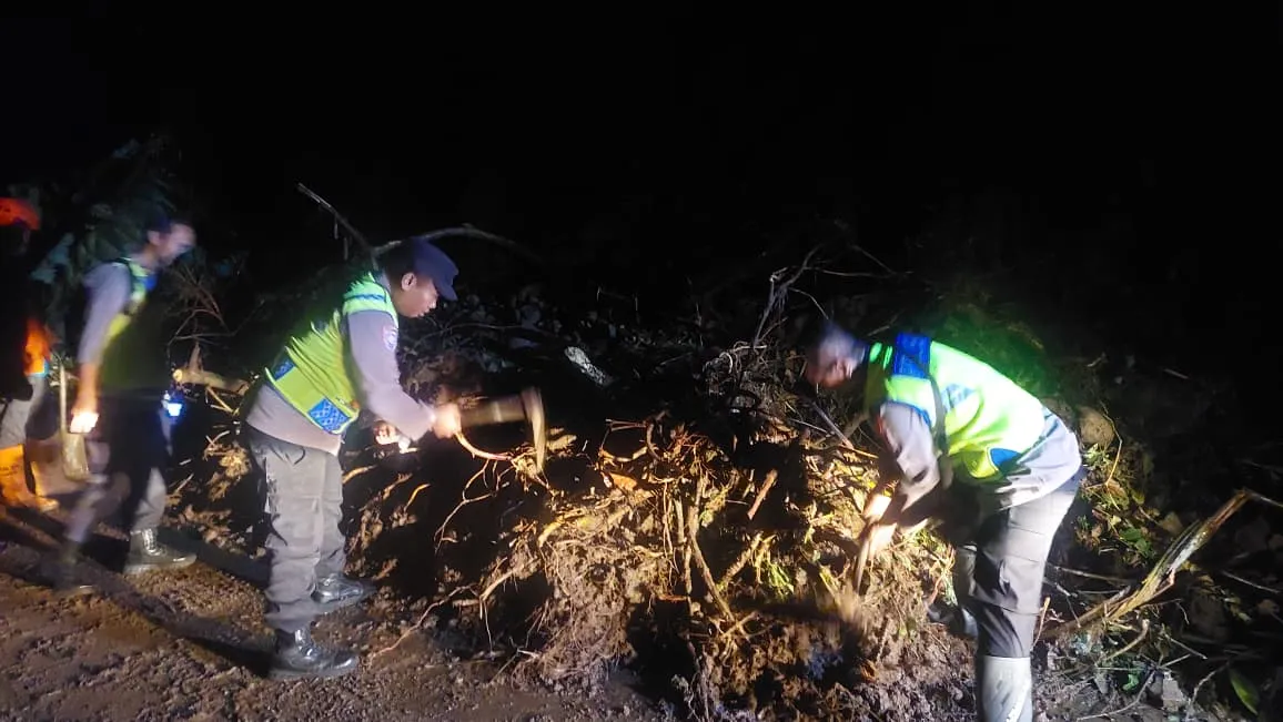 Polisi Bergerak Cepat Atasi Longsor di Mendolo, Akses Jalan Kembali Dibuka