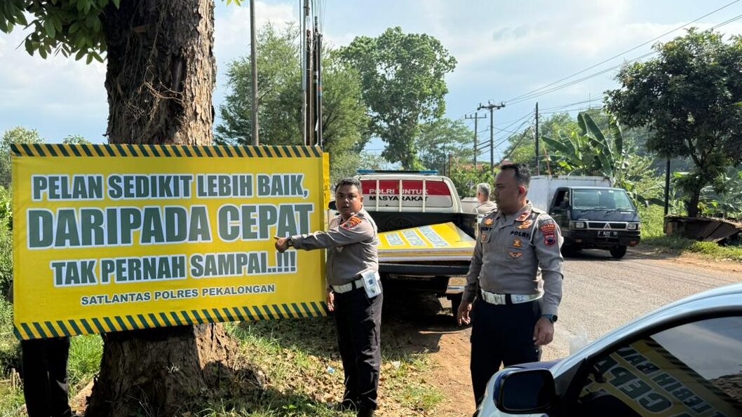 Cegah Kecelakaan, Satlantas Pekalongan Pasang Banner Imbauan di Jalan Arteri