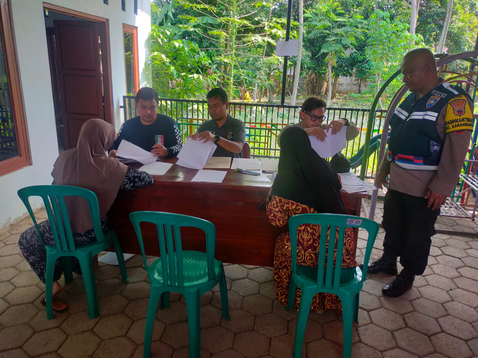 253 Sertifikat PTSL Diserahkan ke Warga Kayugeritan, Polsek Karanganyar Lakukan Monitoring Ketat