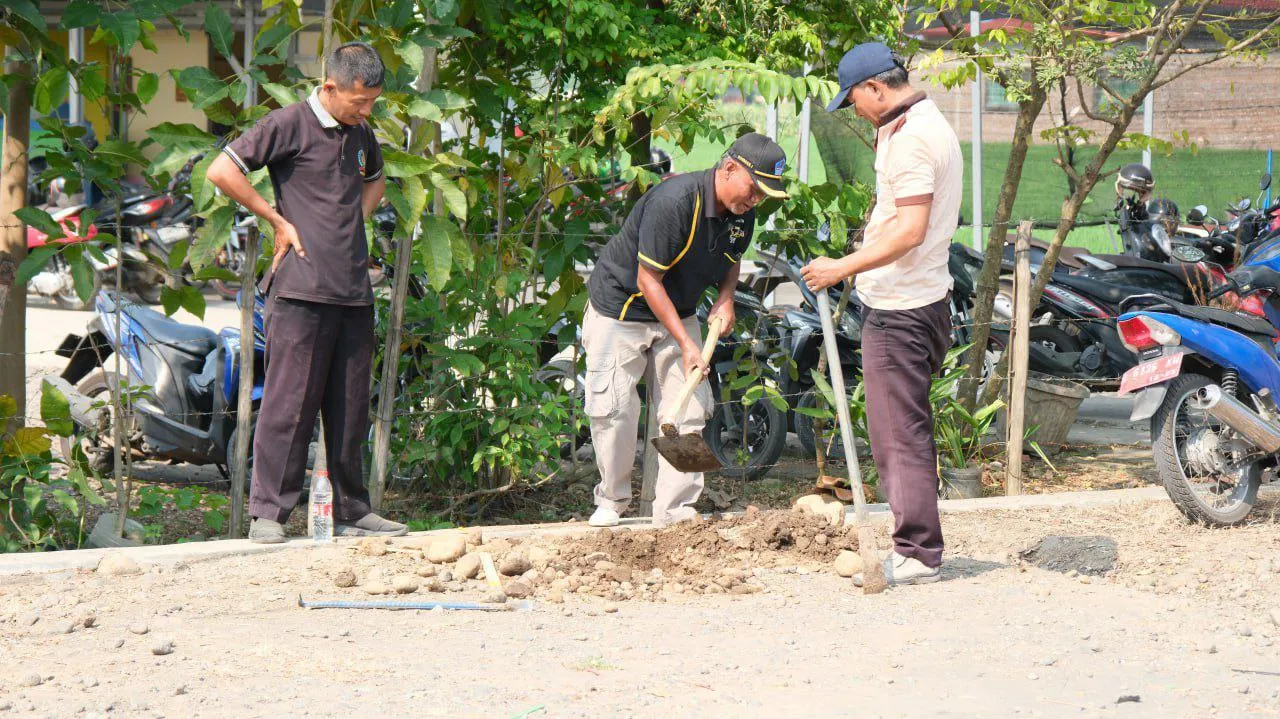 Wujudkan Misi Hijau, Bupati Anom Memulai Gerakan Penanaman Pohon