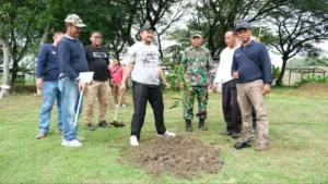 Bupati Pemalang Anom Widiyantoro Bersama OPD Lakukan Bersih Jumat