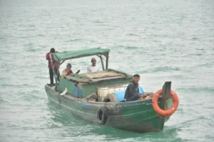 Bakamla RI Jemput Empat Nelayan Indonesia di Perbatasan Laut Indonesia–Malaysia