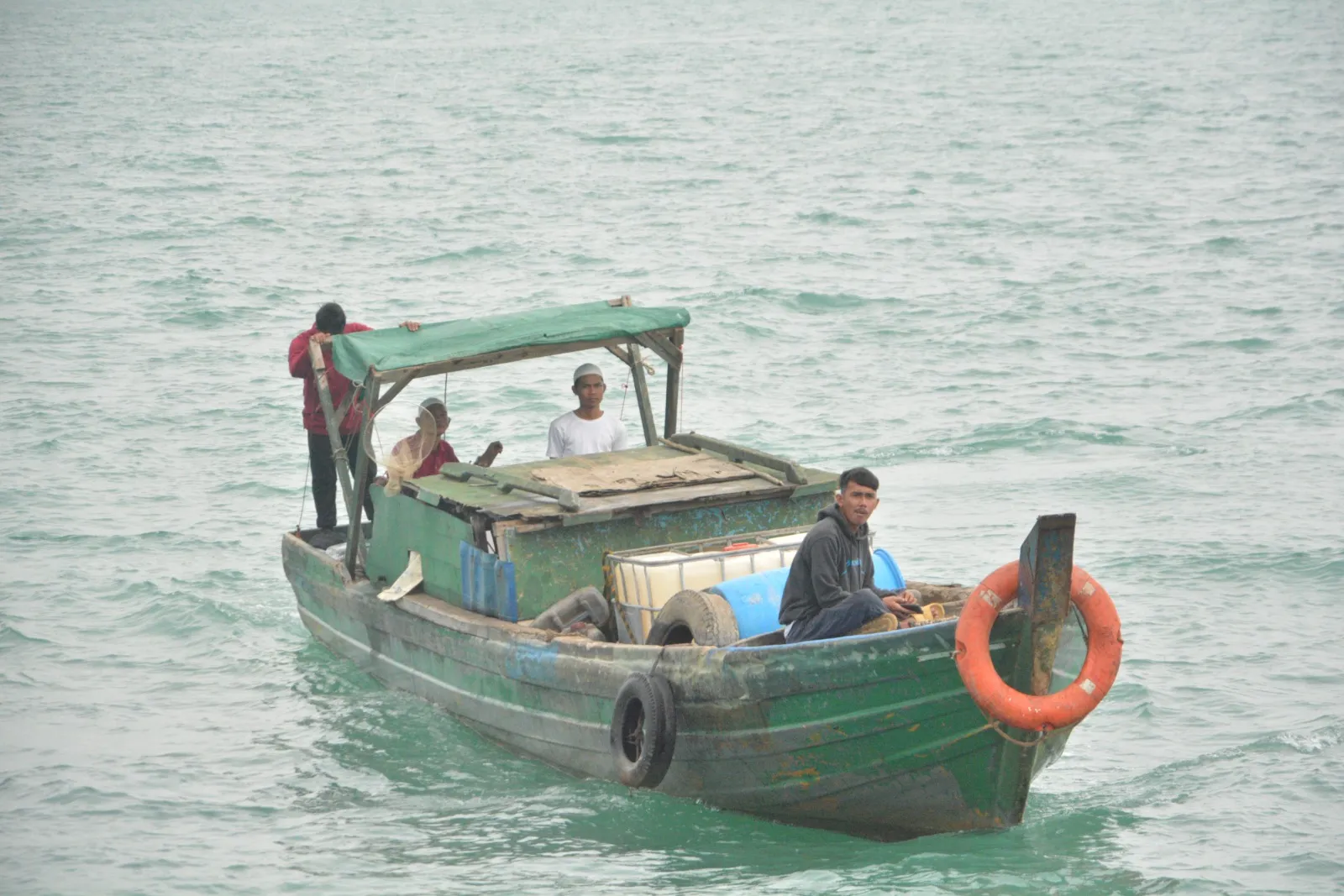 Bakamla RI Jemput Empat Nelayan Indonesia di Perbatasan Laut Indonesia–Malaysia