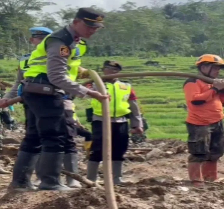 Solidaritas Bencana! Polres Pekalongan Terjunkan Puluhan Personel Bantu Korban Longsor Banjarnegara