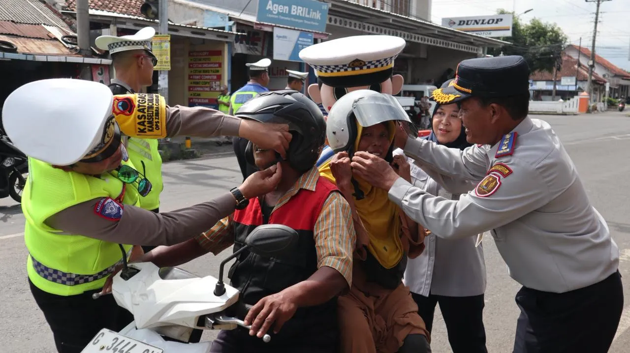 Bukan Razia, Polisi Pekalongan Justru Bagi-bagi 50 Helm dan Sembako di Tengah Operasi Zebra
