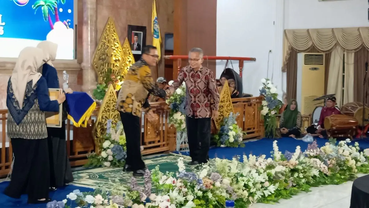 Bupati Pemalang Terima Penghargaan Adhikarya Bhakti Praja Utama dari Radar Tegal