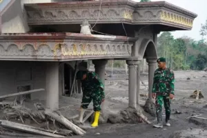 TNI Bergerak Cepat Tangani Dampak Erupsi Gunung Semeru