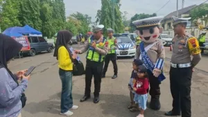 Ajak Tertib Lalin di Car Free Day, Satlantas Pekalongan Beri Bunga ke Warga yang Disiplin!