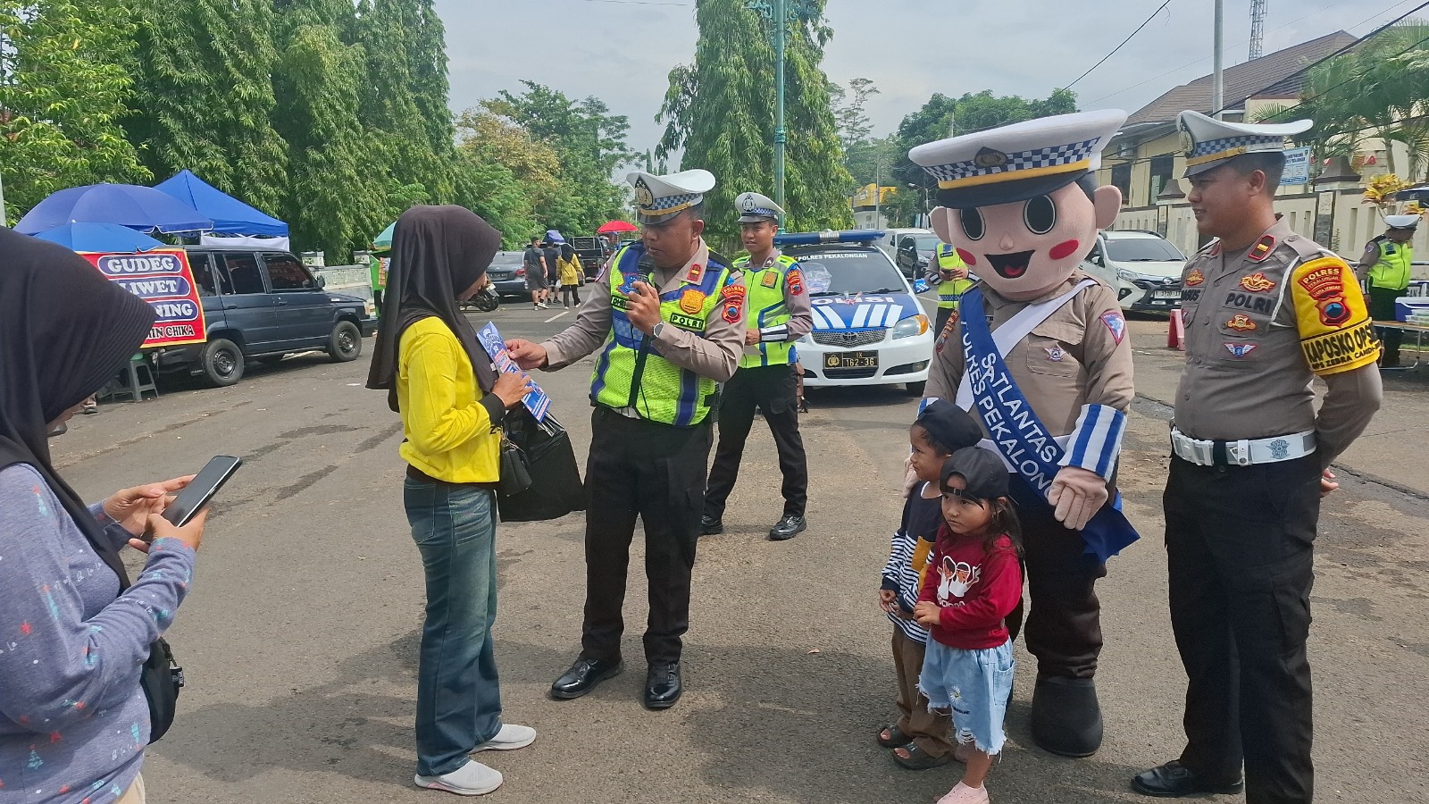 Ajak Tertib Lalin di Car Free Day, Satlantas Pekalongan Beri Bunga ke Warga yang Disiplin!