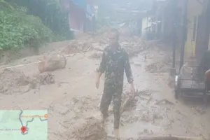 Prajurit TNI Berhasil Evakuasi Warga Banjir Batangtoru, Tapanuli Selatan