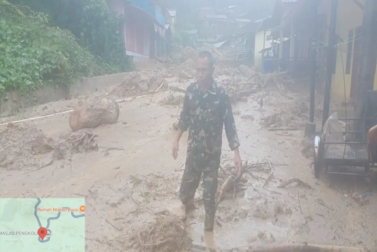 Prajurit TNI Berhasil Evakuasi Warga Banjir Batangtoru, Tapanuli Selatan