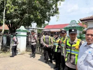 Ratusan Polisi Dikerahkan, Amankan Aksi Damai Tuntut Kades Randumuktiwaren Mundur