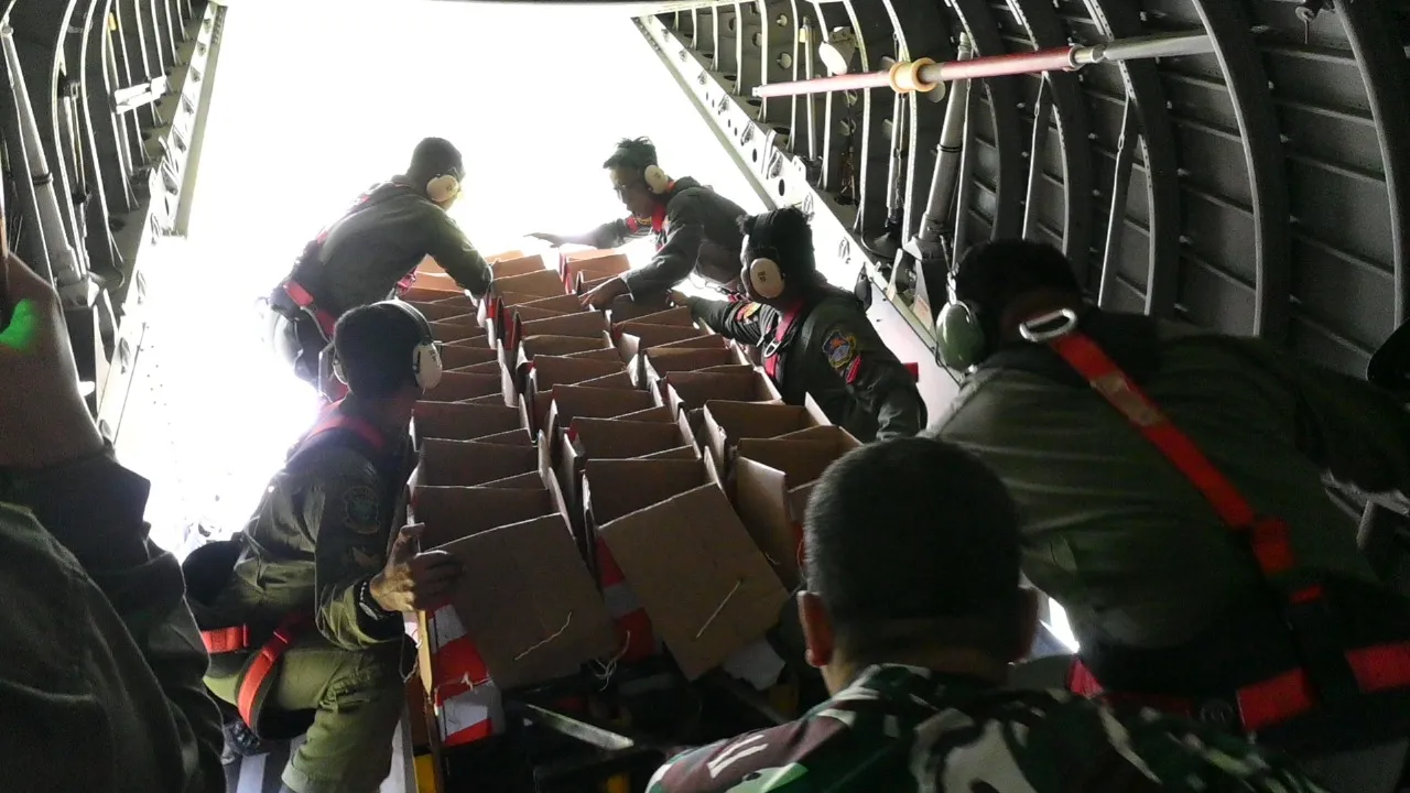 TNI Dropping Logistik dengan Metode Airdrop di Gayo Lues
