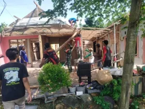 Sinergi dengan Warga, Anggota TNI Koramil 06 Bodeh Gotong Royong Rehab Rumah Lansia