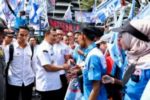 Gubernur Ahmad Luthfi Tetapkan UMP Jawa Tengah 2026 Rp 2.327.386