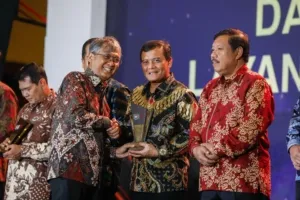 Ahmad Luthfi Bawa Jawa Tengah Raih Penghargaan Layanan Kesehatan Terbaik dari Kemendagri