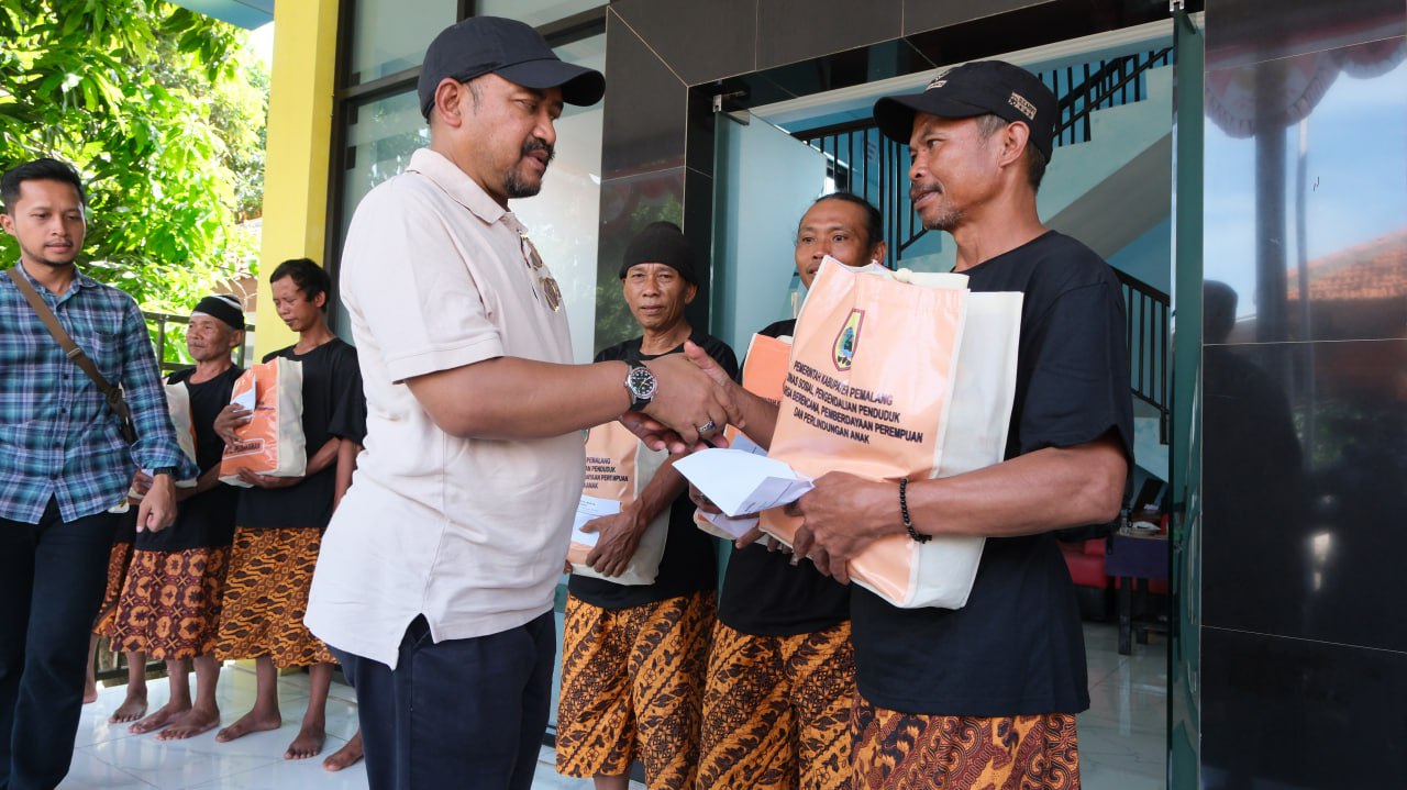 Pemkab Pemalang Berikan Santunan 7 Warganya yang Terdampak Bencana di Aceh Tamiyang