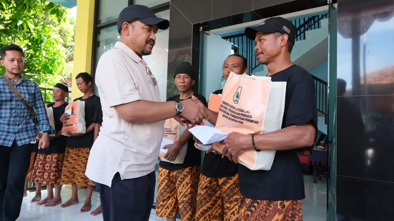 Pemkab Pemalang Berikan Santunan 7 Warganya yang Terdampak Bencana di Aceh Tamiyang