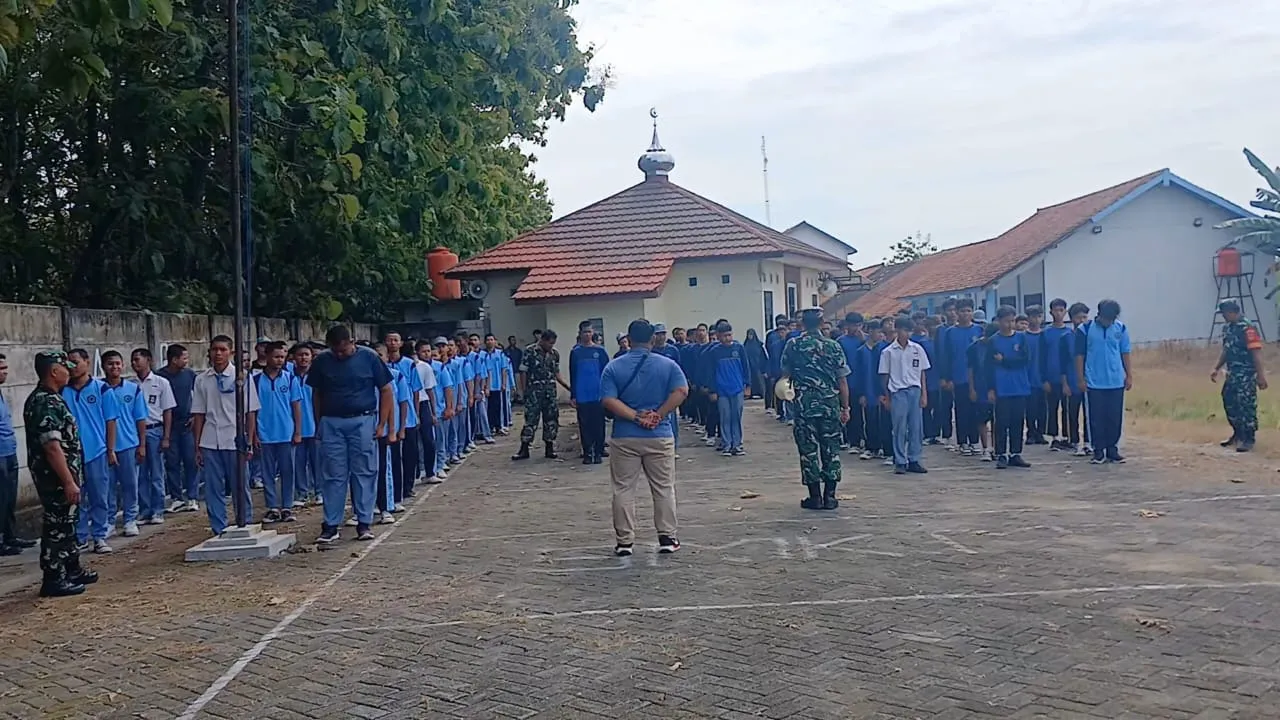 Siswa SMK MU Sambungmacan Dibekali Wawasan Bela Negara dari Anggota TNI Koramil 09 Sambungmacan