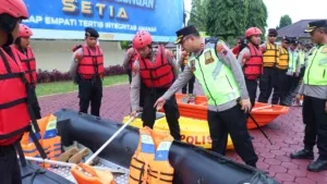 Cek Kesiapan Bencana, Kapolres Pekalongan Pimpin Apel Siaga Bhayangkara dan Gelar Alutsista SAR