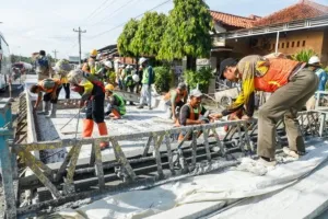 Dulu Retak Bergelombang, Kini Jalan Mulus Terbentang
