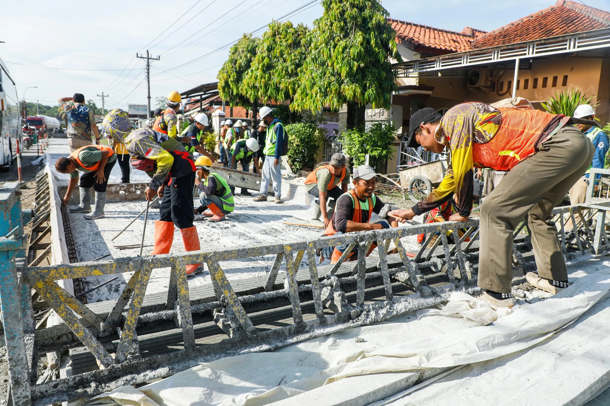 Dulu Retak Bergelombang, Kini Jalan Mulus Terbentang