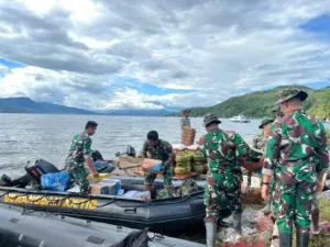 TNI Distribusikan Bantuan Melalui Jalur Alternatif Danau Singkarak