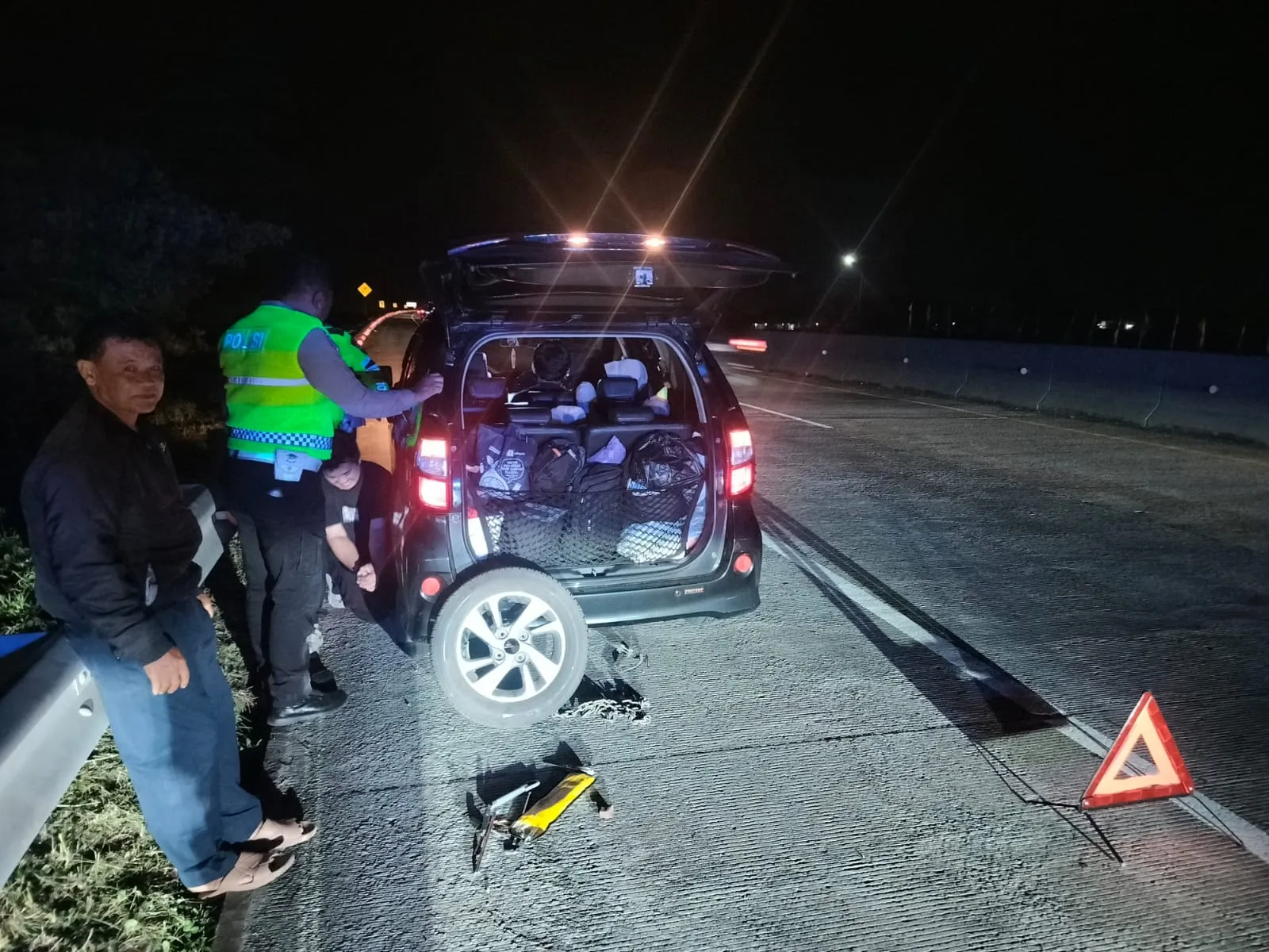 Aksi Cepat Petugas Patroli Tol Pekalongan Bantu Pemudik Jakarta yang Pecah Ban di KM 337