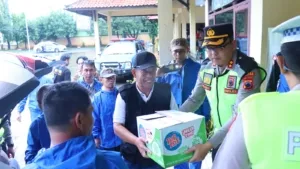 Bentuk Kepedulian, Kapolres Pekalongan Salurkan Bansos Langsung ke Warga Terdampak Banjir Siwalan