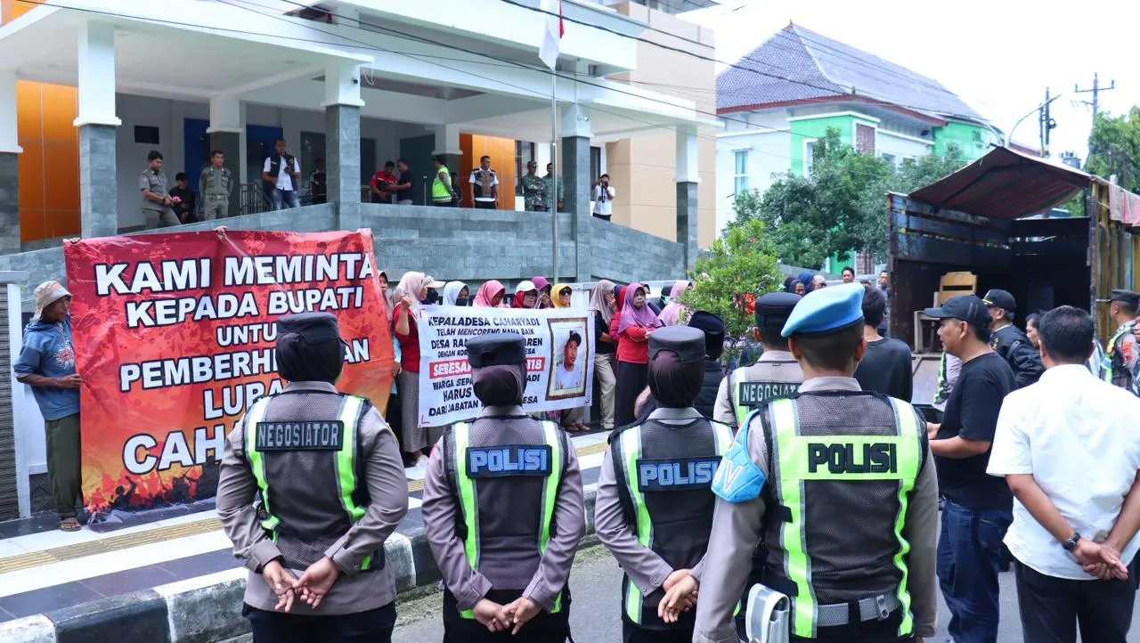 Warga Desa Randumuktiwaren ‘Geruduk’ DPRD, Tuntut Kades Mundur Atas Dugaan Korupsi Dana Desa