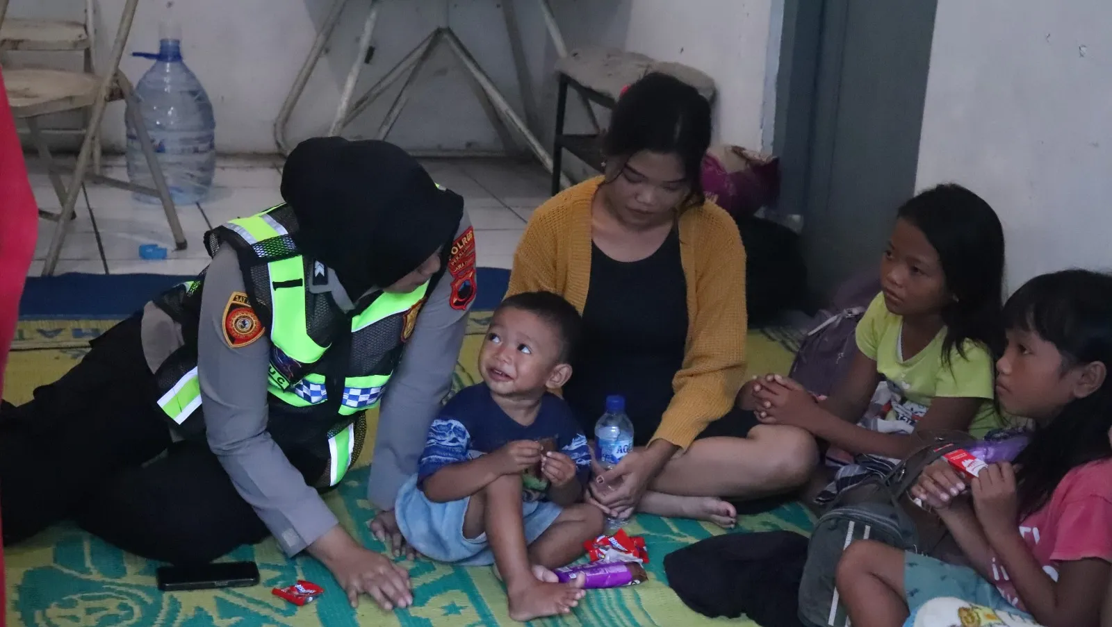 Tak Sekadar Evakuasi, Polwan Polres Pekalongan Beri Pendampingan Psikologis bagi Pengungsi