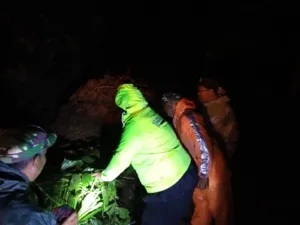 Upaya Keras Polsek Lebakbarang Buka Jalur Terisolasi Akibat Longsor