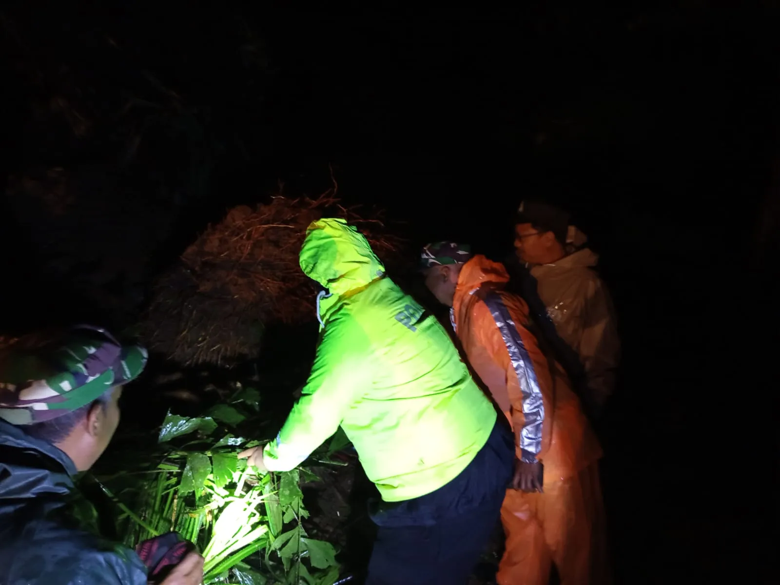 Upaya Keras Polsek Lebakbarang Buka Jalur Terisolasi Akibat Longsor