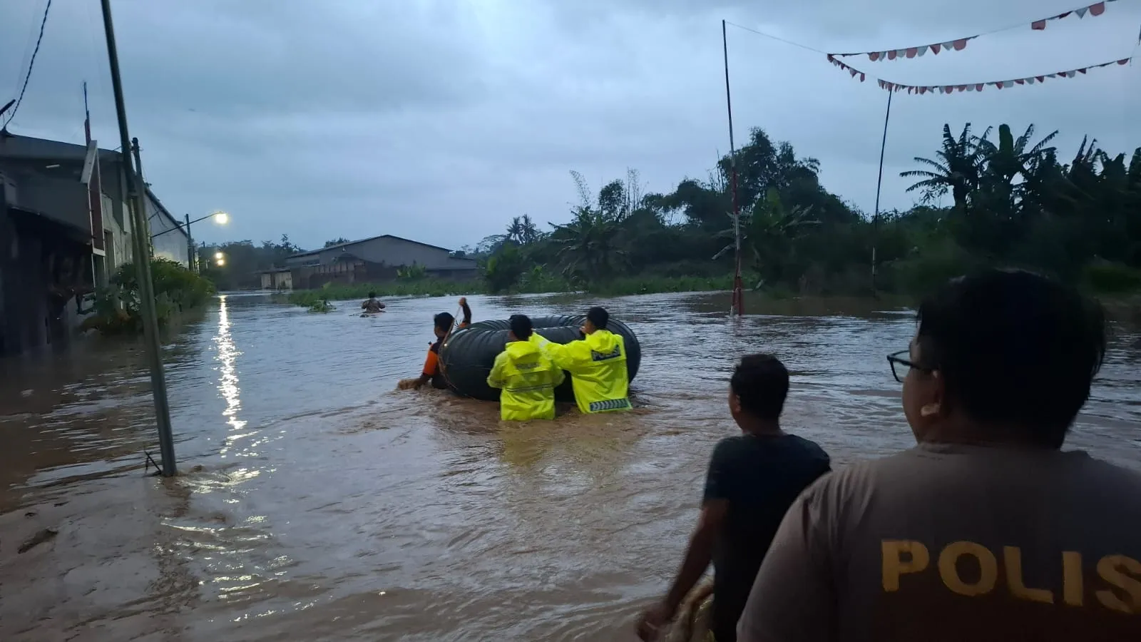Tiga Titik di Kedungwuni Dikepung Banjir, Polisi Masih Bersiaga di Lokasi