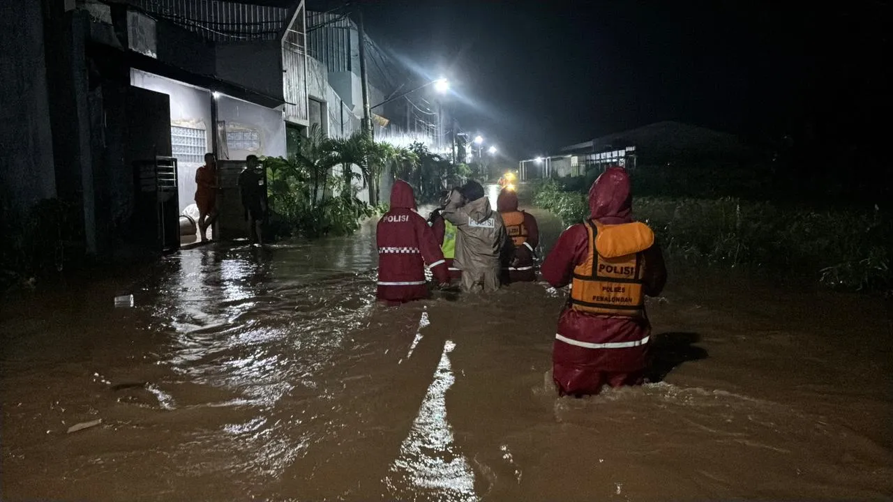 Terjang Banjir Setinggi Dada, Polisi, SAR dan BPBD Pekalongan Siaga di Galangpengampon