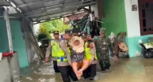 Dramatis! Polisi Evakuasi 5 Lansia Terjebak Banjir di Pait, 3 Orang dalam Kondisi Stroke