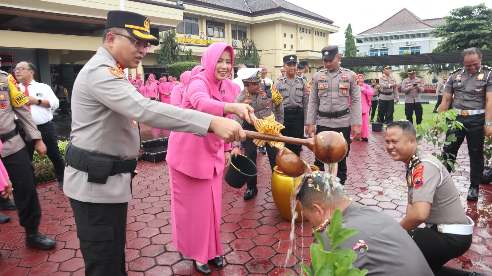 Bikin Bangga! 64 Polisi di Pekalongan Naik Pangkat, Ada Tradisi Siraman hingga Tanam Pohon