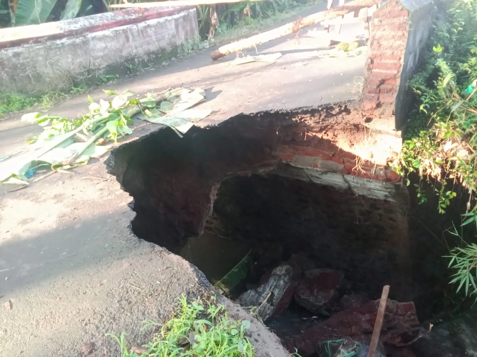 Jembatan Randukuning Doro Ambrol Diterjang Hujan Deras, Polisi Tutup Total Jalur dan Alihkan Arus