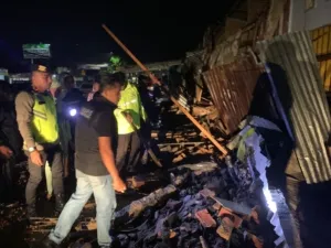 Tembok Atas Ruko Roboh, Timpa Dua Warga Yang Sedang Berteduh