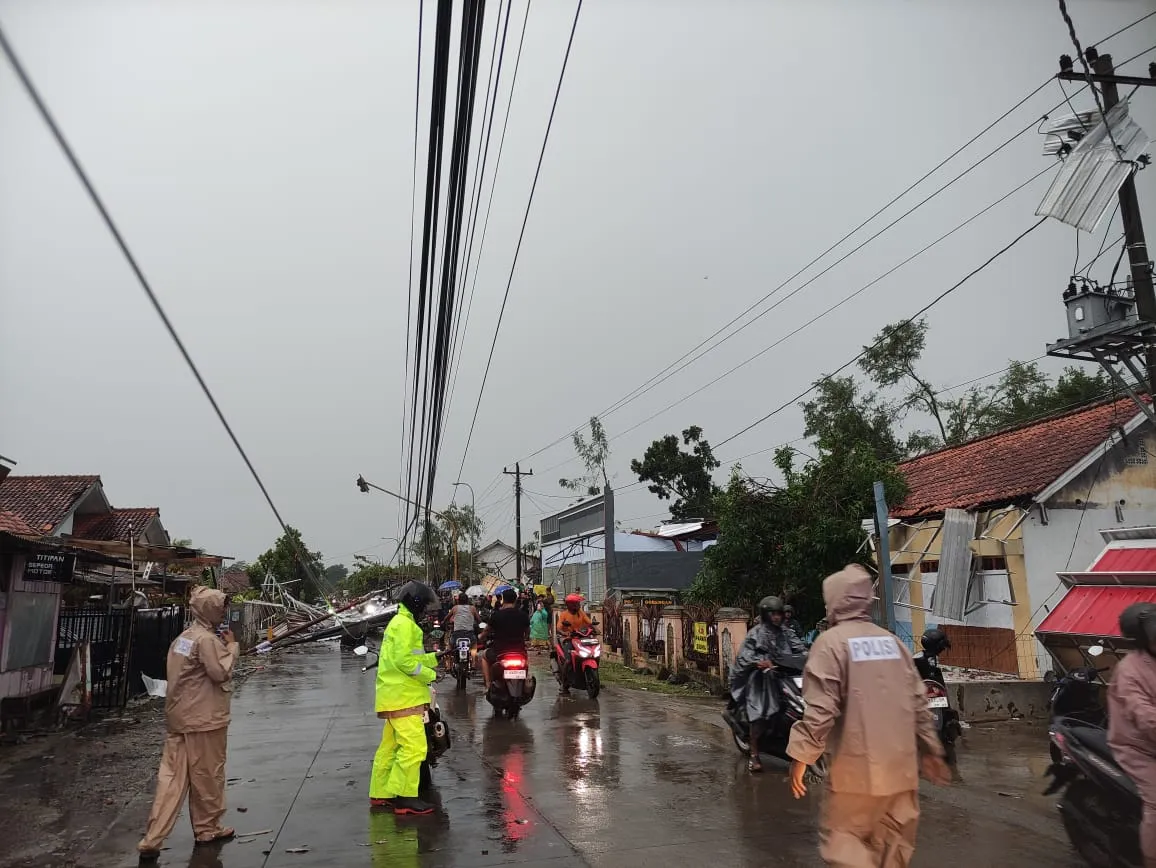 Hujan Deras Disertai Angin Kencang Tumbangkan Pohon, Tiang Listrik Roboh dan Sejumlah Fasilitas Umum Rusak