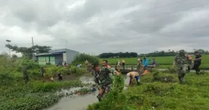 Antisipasi Banjir di Musim Hujan, Koramil 04 Comal Lakukan Gerakan Bersih Kali Banger