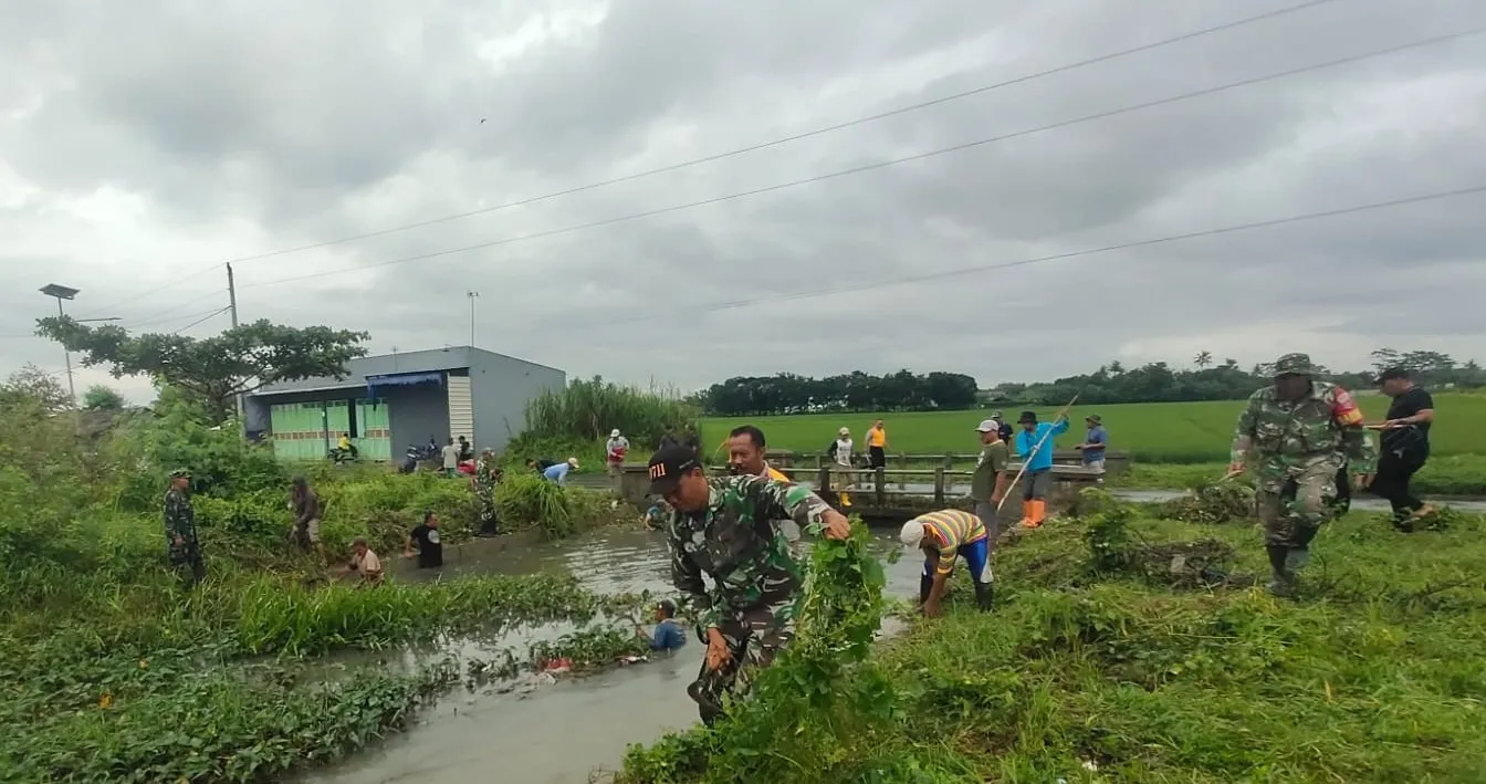 Antisipasi Banjir di Musim Hujan, Koramil 04 Comal Lakukan Gerakan Bersih Kali Banger